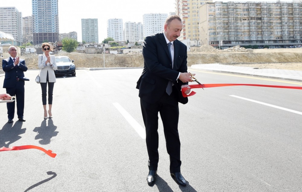 Le président Ilham Aliyev a pris part à l’ouverture de nouvelles routes à Bakou VIDEO