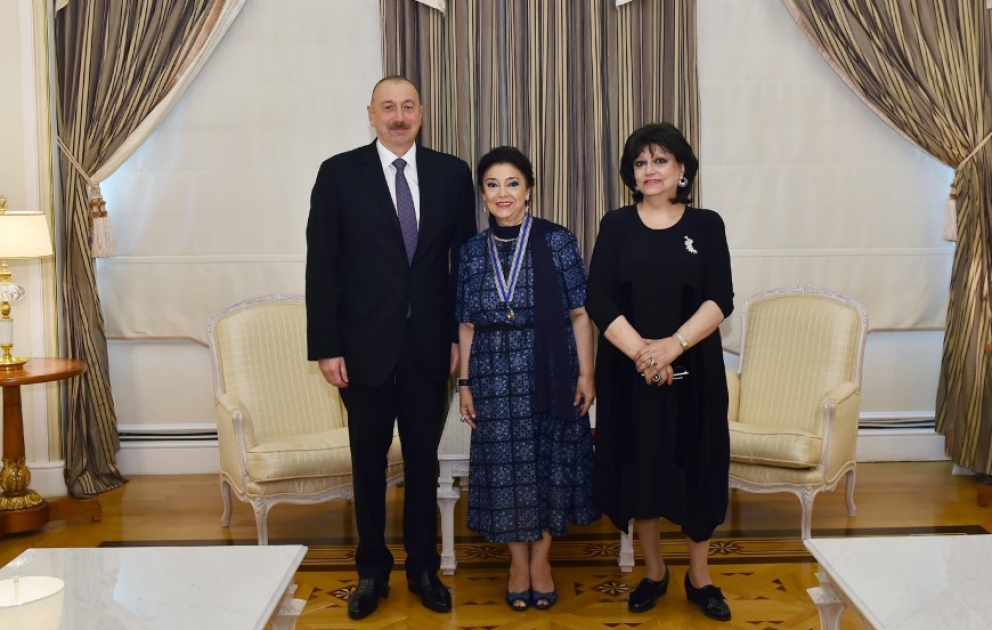 Prezident İlham Əliyev görkəmli opera müğənniləri Fidan və Xuraman Qasımovaları qəbul edib  Dövlətimizin başçısı Fidan Qasımovaya “İstiqlal” ordeni təqdim edib YENİLƏNİB VİDEO