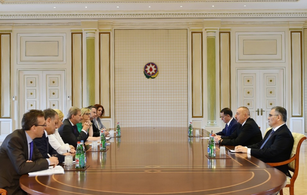 Präsident Ilham Aliyev empfängt Delegation um den EU-Kommissar VIDEO