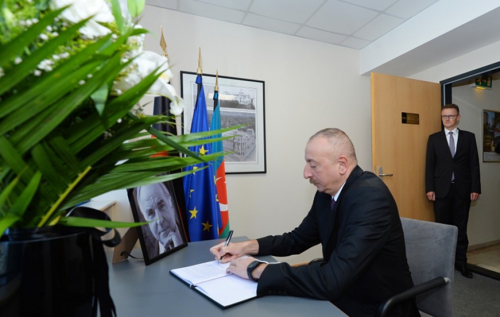Le président Ilham Aliyev présente ses condoléances suite au décès de Helmut Kohl VIDEO