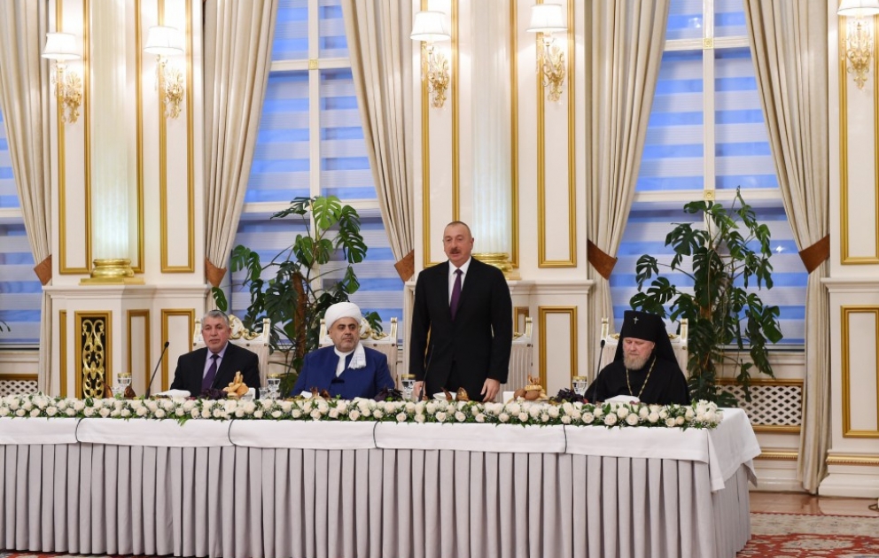 Ramadan : le président Ilham Aliyev participe à un repas d’iftar VIDEO