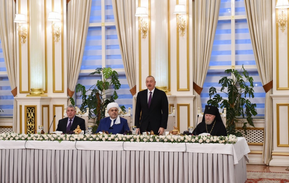 Aserbaidschans Präsident Ilham Aliyev nimmt an einer Iftar-Zeremonie teil VIDEO