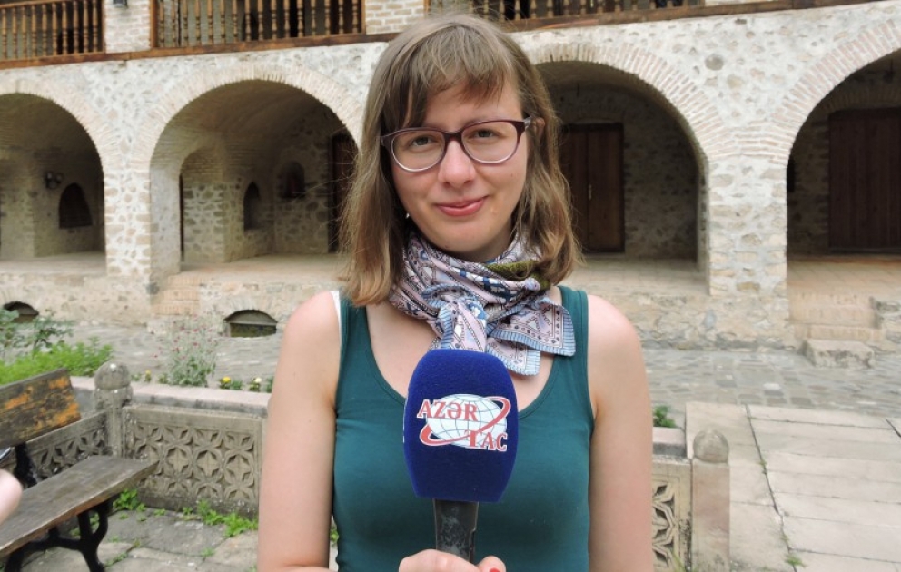Rusiyalı turist: On gündür ki, dostumla birgə Azərbaycandayıq, çox gözəl ölkəniz var VİDEO