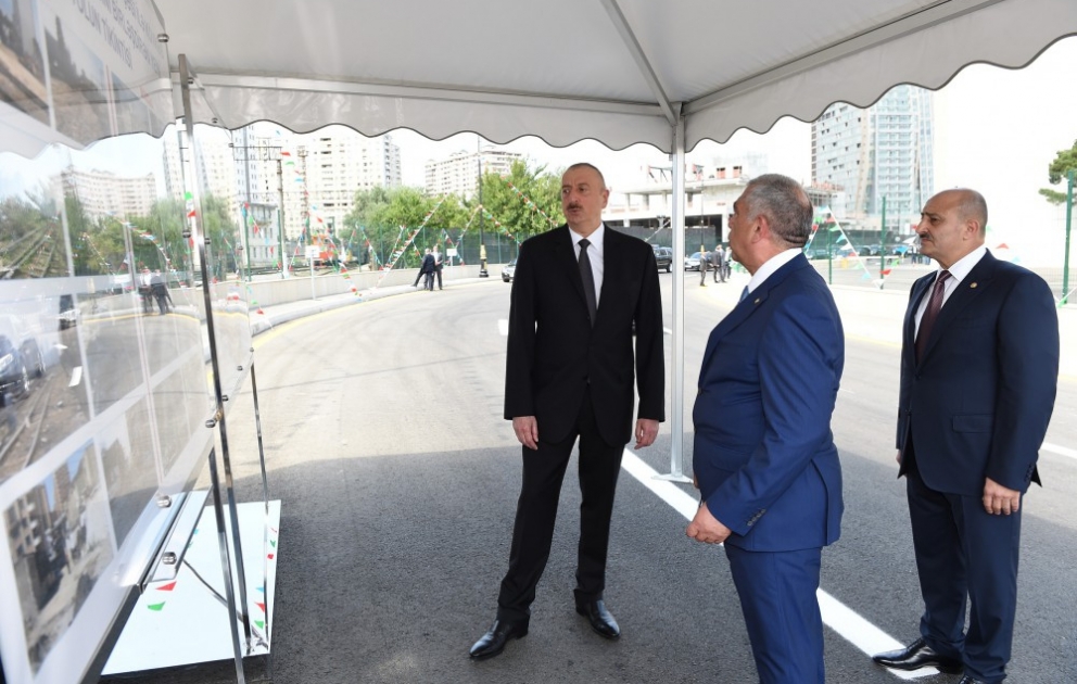 Президент Ильхам Алиев принял участие в открытии новой дороги в Баку ВИДЕО