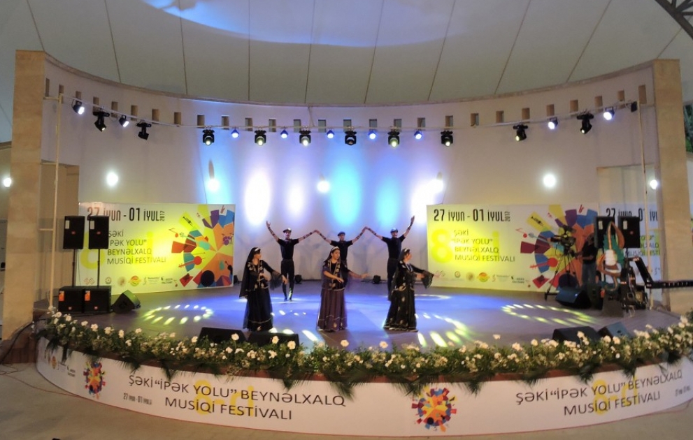 Şəki festivalında “Təbriz” rəqs qrupunun çıxışı maraqla qarşılanıb VİDEO