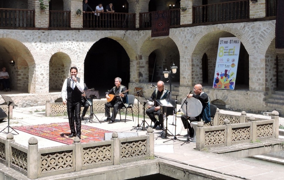İzmir kollektivinin konserti alqışlarla qarşılanıb VİDEO