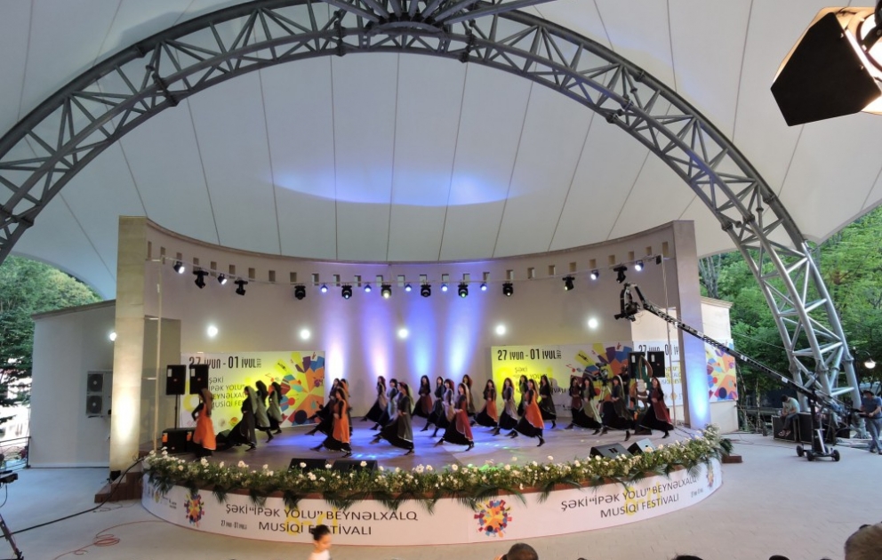 Gürcüstanın uşaq rəqs kollektivinin çıxışı “İpək Yolu” festivalında böyük maraqla qarşılanıb VİDEO