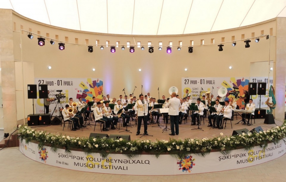 Hərbi orkestr Şəki festivalının səhnəsində VİDEO