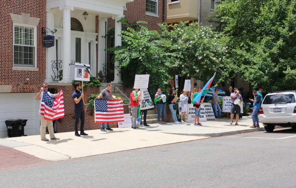 Ermənistanın Vaşinqtondakı səfirliyi qarşısında etiraz aksiyası keçirilib VİDEO