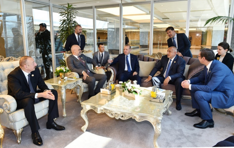 Un court entretien entre le président Ilham Aliyev, le président Recep Tayyip Erdogan et les chefs d’Etat et de gouvernement participant au Congrès mondial du pétrole VIDEO