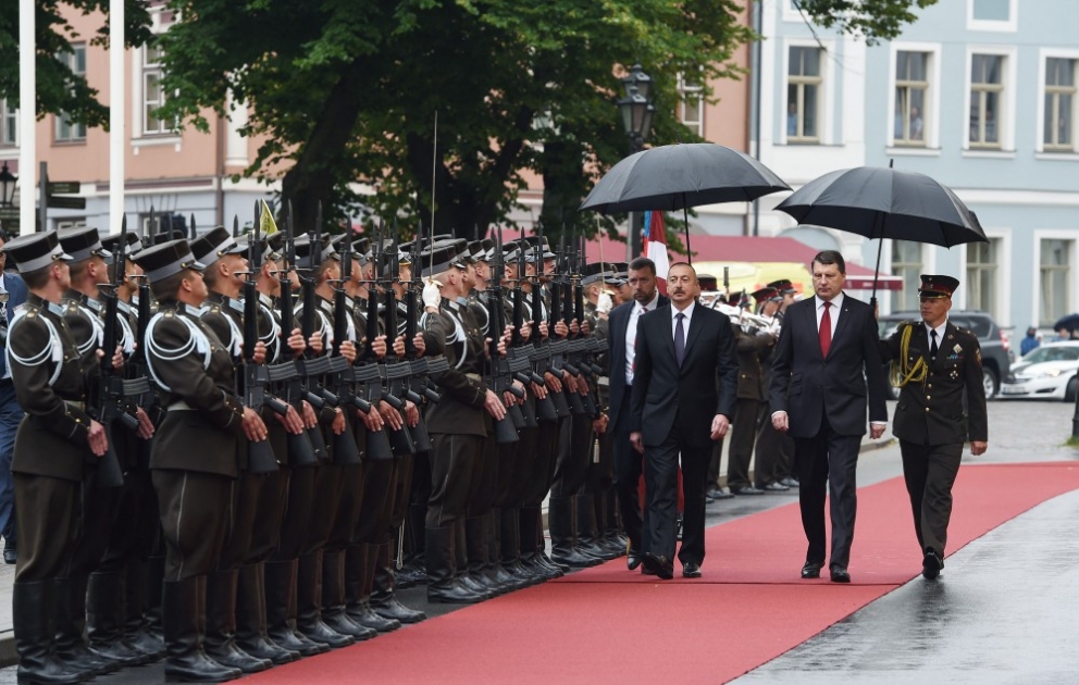 Riga : cérémonie d’accueil officiel du président azerbaïdjanais Ilham Aliyev VIDEO