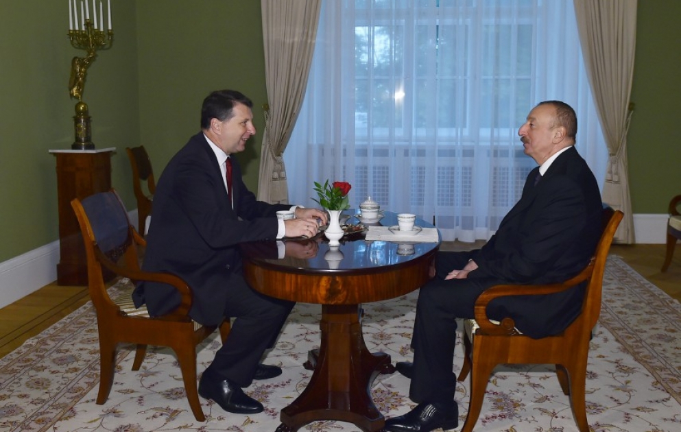 Rencontre en tête-à-tête des présidents azerbaïdjanais et letton VIDEO