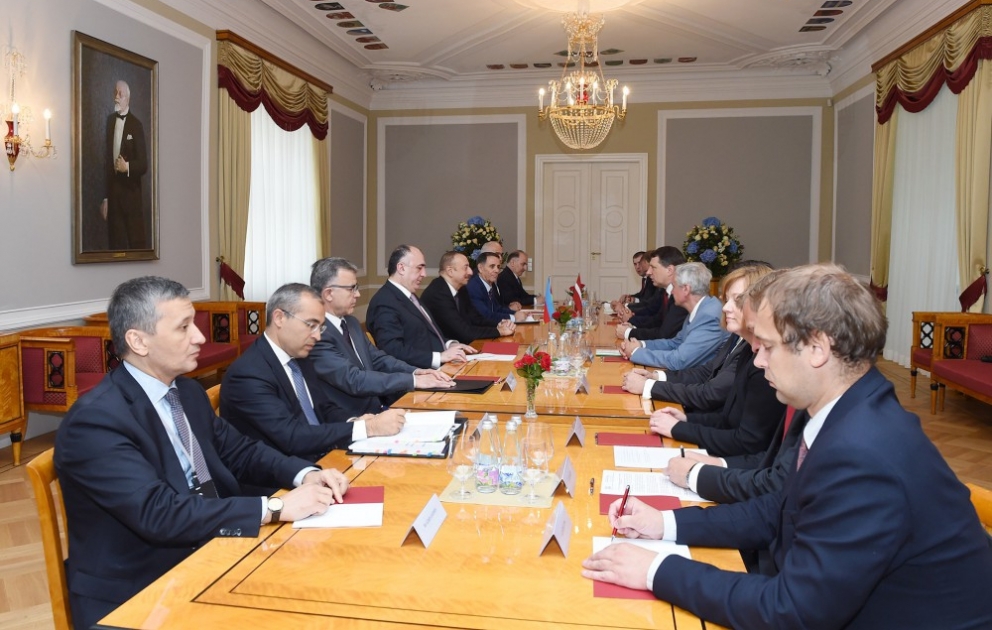 Rencontre élargie des présidents azerbaïdjanais et letton VIDEO