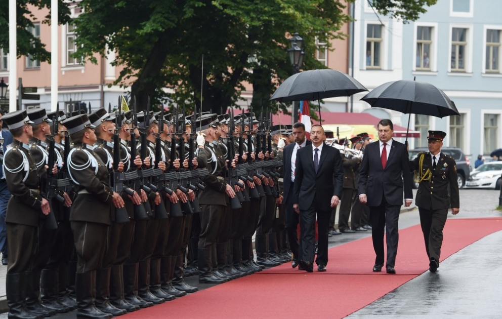 Offizieller Empfang von Aserbaidschans Präsident in Riga VIDEO