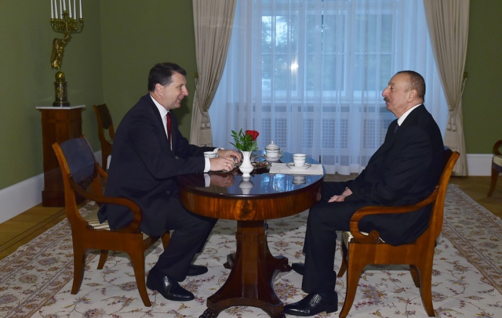 Vieraugengespräch zwischen Staatspräsident Ilham Aliyev und Lettlands Präsident Raimonds Vējonis VIDEO