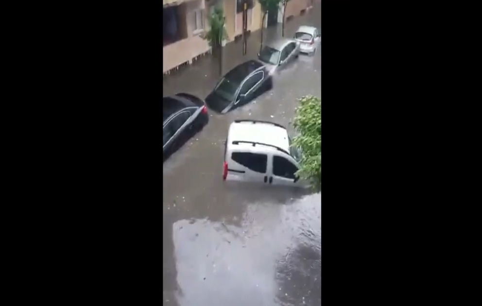 Güclü yağış İstanbulda həyatı iflic edib VİDEO