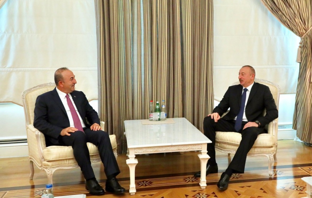 Staatspräsident Ilham Aliyev empfängt türkischen Außenminister VIDEO