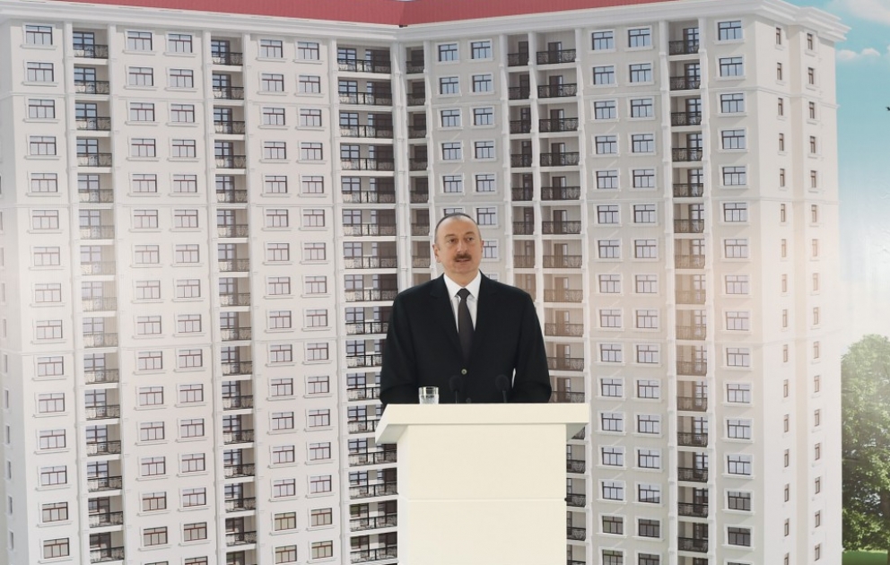 President Ilham Aliyev attended ceremony to give out apartments to journalists VIDEO
