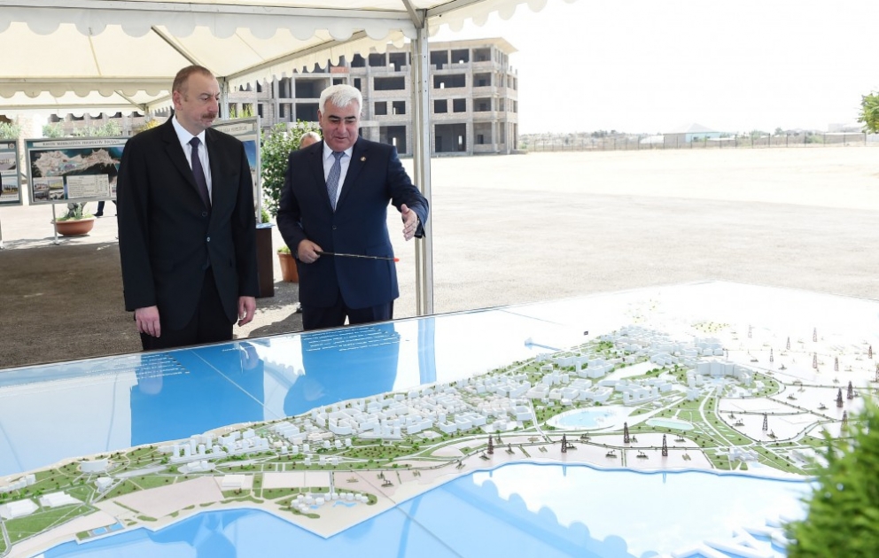 Le président Ilham Aliyev prend connaissance des projets à réaliser dans le centre du bourg de Pirallahy VIDEO
