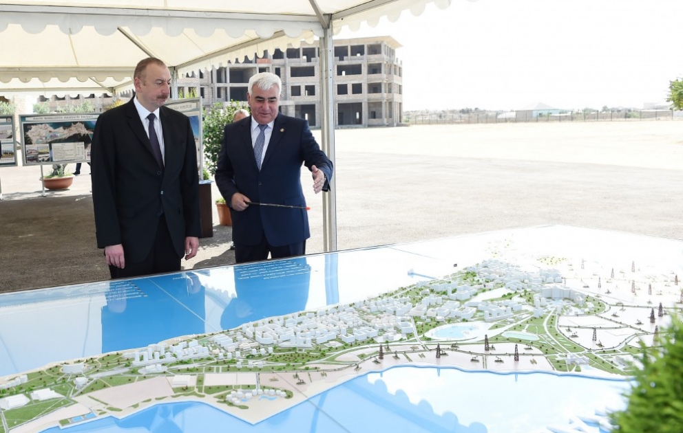 Staatspräsident Ilham Aliyev macht sich mit Projekten vertraut, die im zentralen Teil der Siedlung Pirallahi umgesetzt werden sollen VIDEO