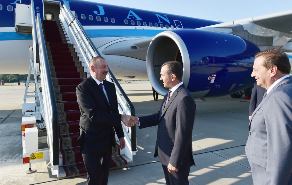 Staatspräsident Ilham Aliyev zu Arbeitsbesuch in Russland eingetroffen VIDEO
