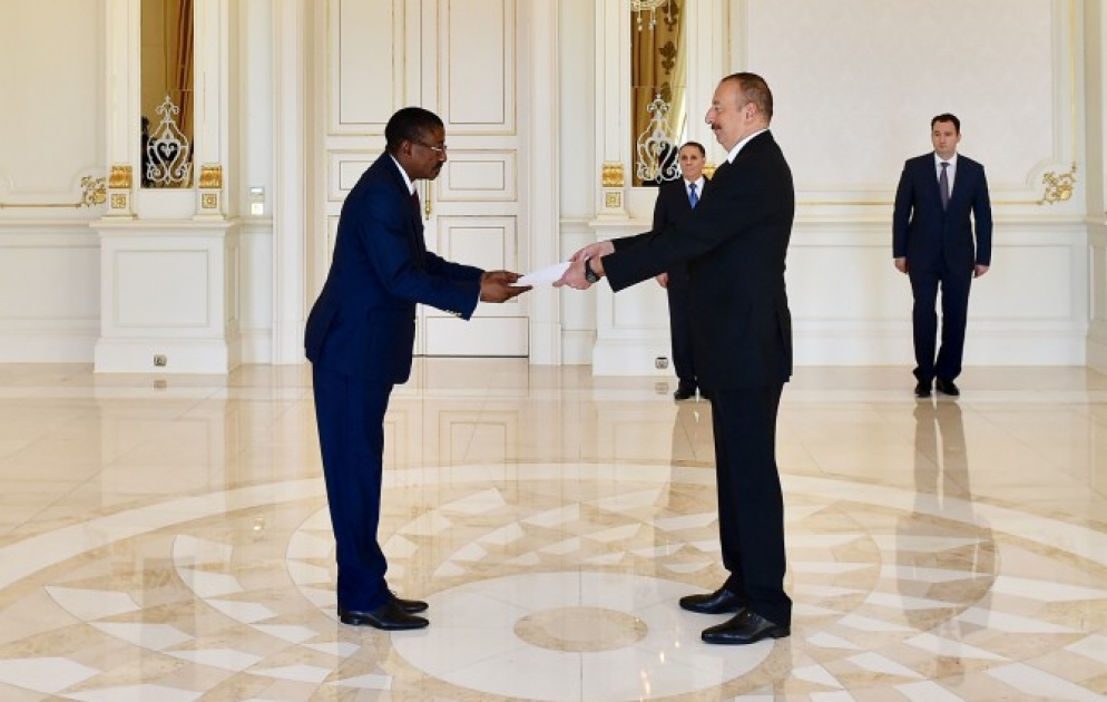 Staatspräsident Ilham Aliyev empfängt neuen Botschafter von Burkina Faso zur Entgegennahme des Beglaubigungsschreibens VIDEO