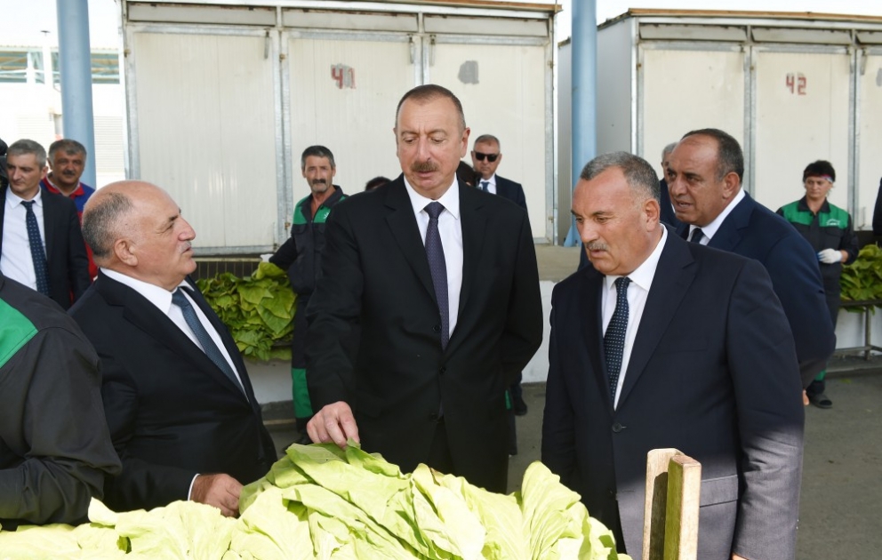 Le président de la République visite une usine de collecte et de traitement des feuilles du tabac à Gakh VIDEO