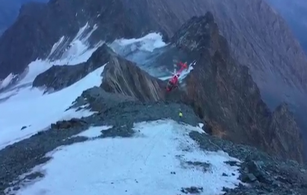 Alp dağlarında alpinisti təxliyə etməyə çalışan helikopter qəzaya uğrayıb VİDEO