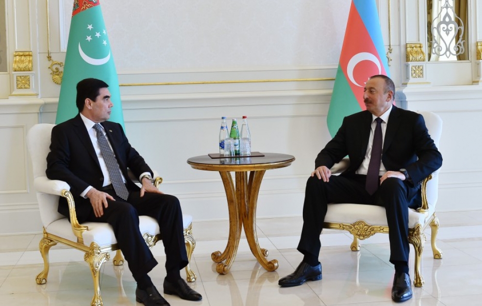 Vieraugengespräch zwischen den Präsidenten von Aserbaidschan und Turkmenistan VIDEO