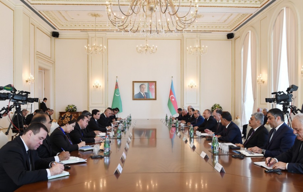 Präsident Ilham Aliyev und Präsident Gurbanguly Berdimuhamedow treffen sich im erweiterten Format VIDEO