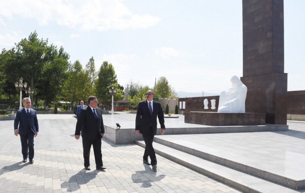 Göygöl: Le président Ilham Aliyev inspecte les travaux dans le Parc de la Victoire VIDEO