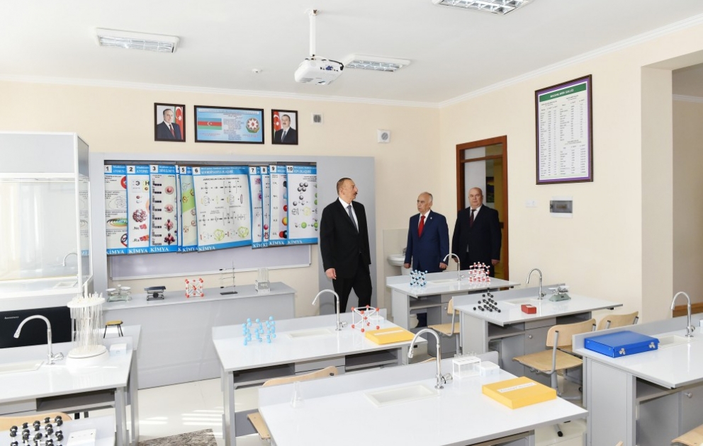 Le président Ilham Aliyev a inspecté les conditions créées dans le nouveau bâtiment d'enseignement de l'école №257 à Bakou VIDEO