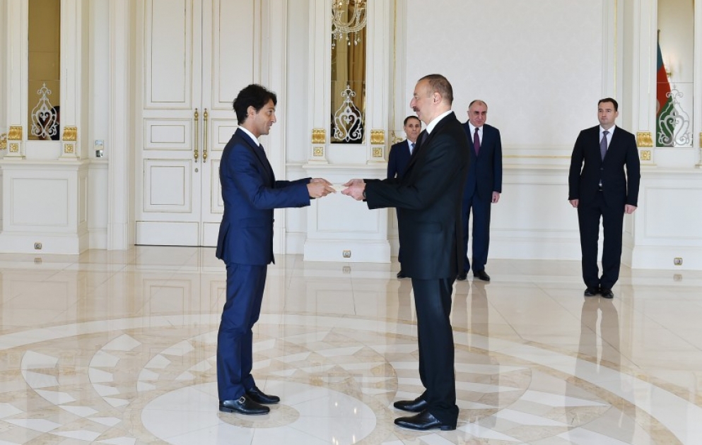 Staatspräsident Ilham Aliyev empfängt neuen Botschafter von Italien zur Entgegennahme des Beglaubigungsschreibens VIDEO