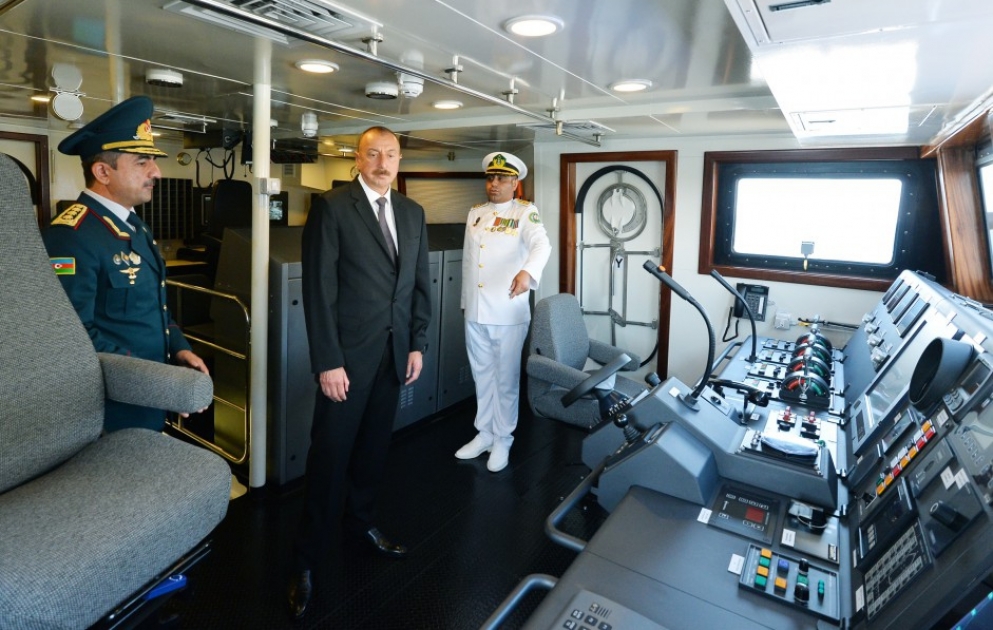 Staatspräsident Ilham Aliyev inspiziert neu gebautes Küstenwachschiff "Tufan" VIDEO