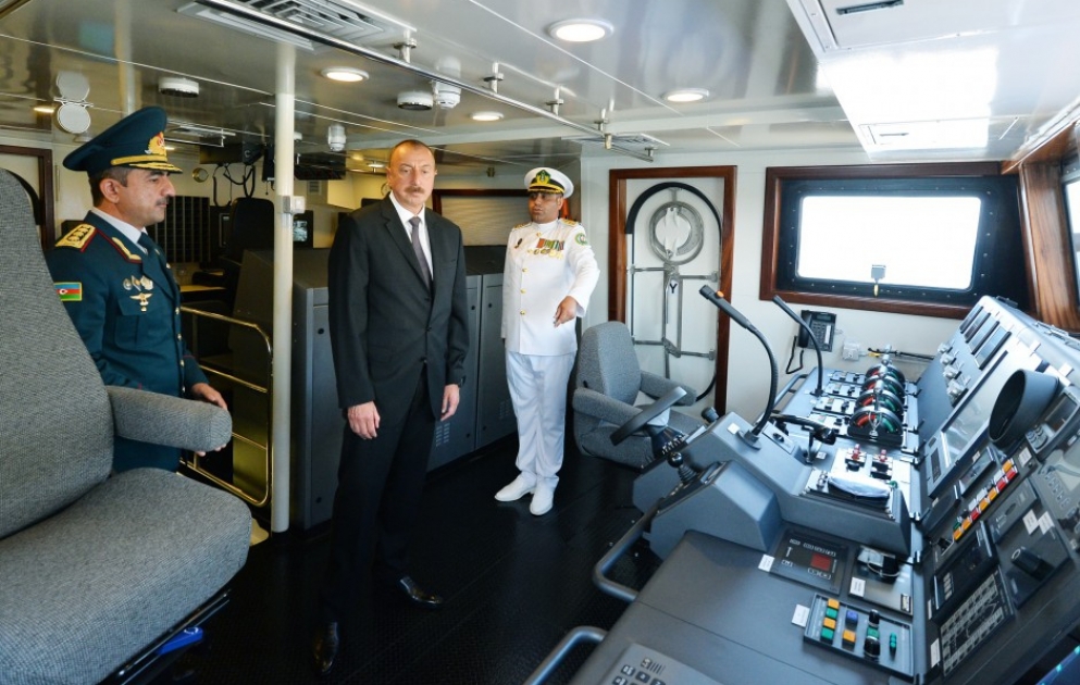 Le commandant suprême Ilham Aliyev a pris connaissance d’un nouveau bateau des garde-frontières Toufan VIDEO