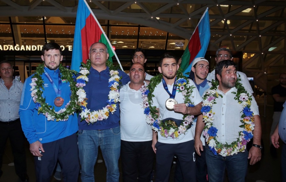 Dünya çempionatında 1 qızıl, 2 bürünc medal qazanan Azərbaycan güləşçiləri Vətənə qayıdıblar VİDEO