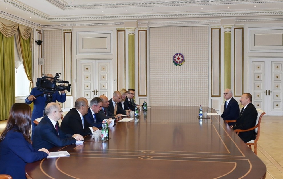 Staatspräsident Ilham Aliyev empfängt EBWE-Delegation VIDEO