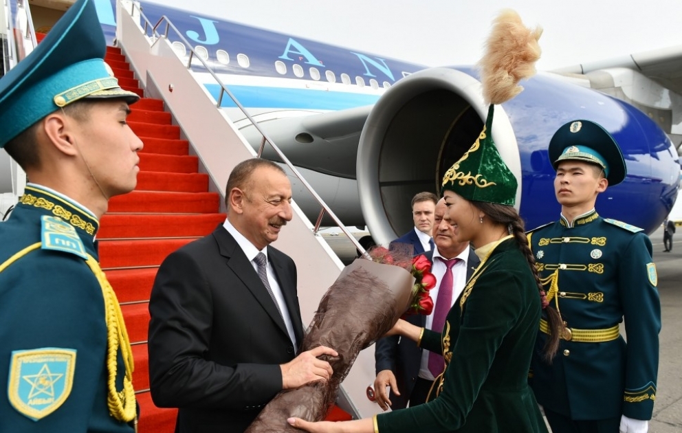 Staatspräsident Ilham Aliyev zu Arbeitsbesuch in Kasachstan eingetroffen VIDEO