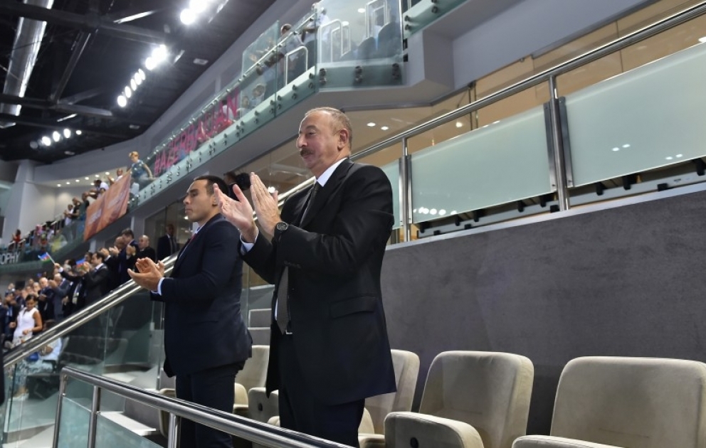 Azərbaycan komandası qadınlar arasında voleybol üzrə Avropa çempionatına qələbə ilə başlayıb  Prezident İlham Əliyev milli komandamızın oyununa baxıb VİDEO