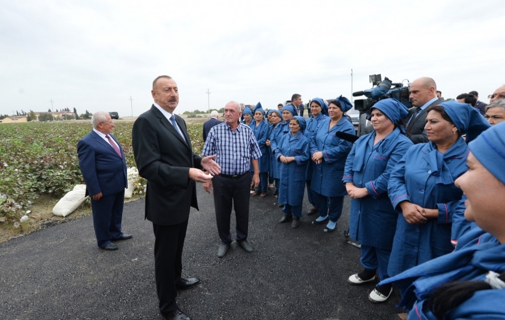 Prezident İlham Əliyev Neftçala rayonunda pambıq sahəsi ilə tanış olub YENİLƏNİB VİDEO
