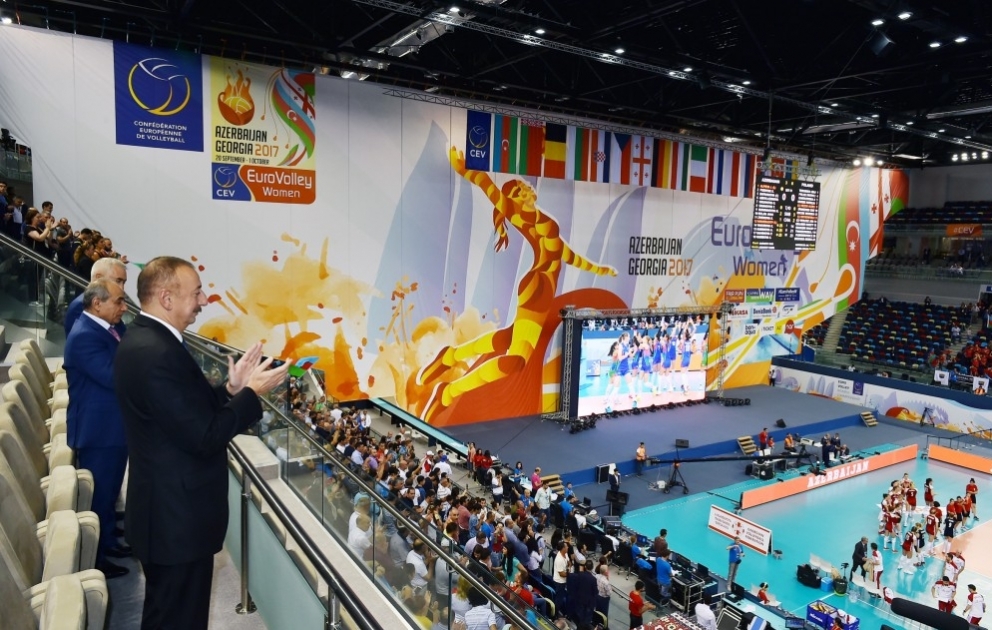Azərbaycanın qadın voleybolçuları Avropa çempionatında növbəti qələbə qazanıblar  Prezident İlham Əliyev milli komandamızın oyununa baxıb VİDEO