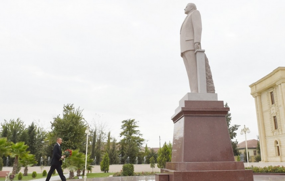 Le président Ilham Aliyev arrive dans la région de Salyan VIDEO