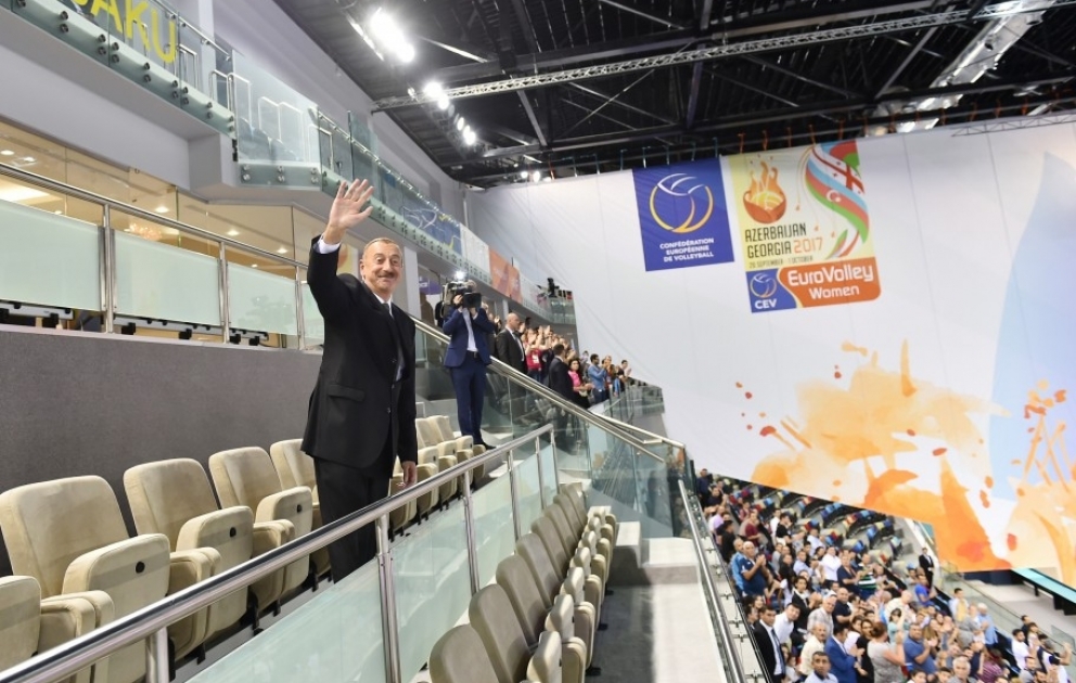 Azərbaycanın qadın voleybolçuları Almaniya millisinə qalib gələrək Avropa çempionatının dörddəbir finalına yüksəliblər  Prezident İlham Əliyev milli komandamızın oyununa baxıb VİDEO