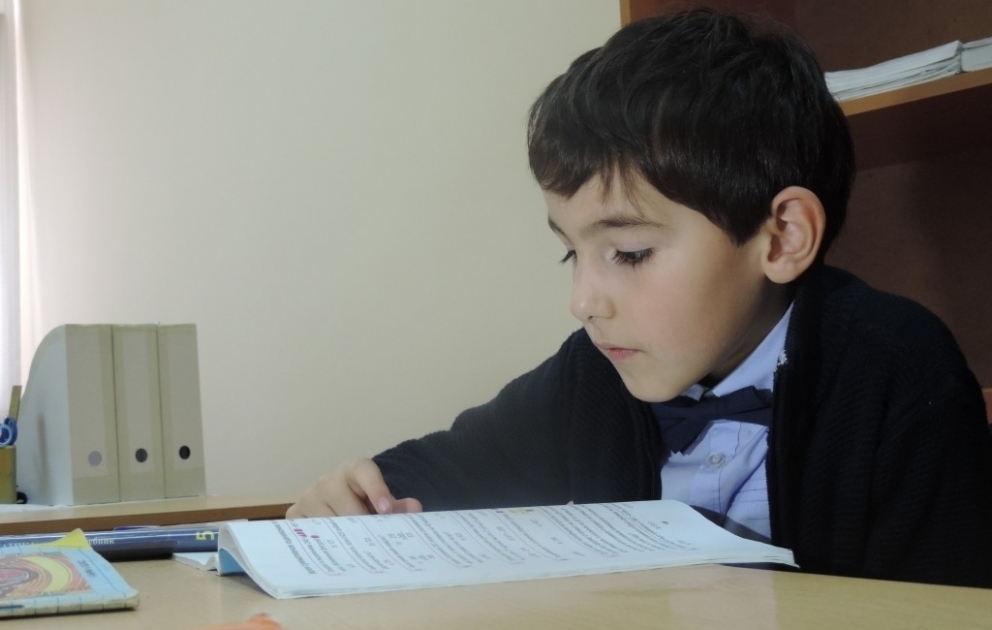 Altı yaşında kalkulyatordan daha sürətli hesablama aparan azərbaycanlı vunderkind VİDEO