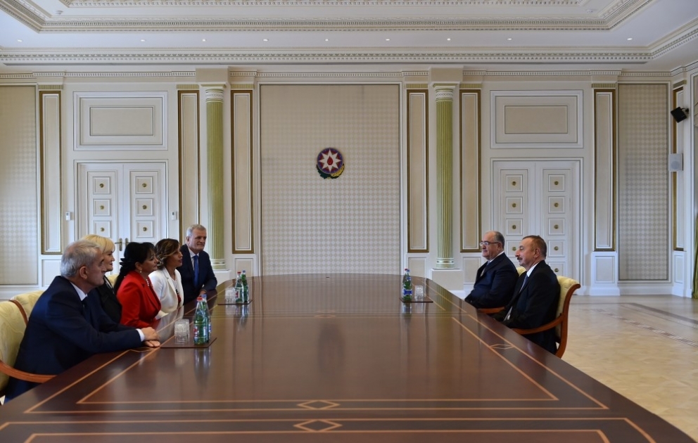Staatspräsident Ilham Aliyev empfängt ein montenegrinische Delegation VIDEO