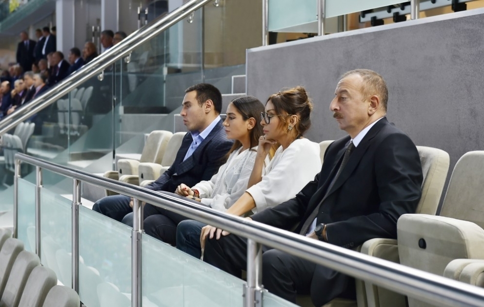 Azərbaycanın qadın voleybolçuları Avropa çempionatında mübarizəni üçüncü yer uğrunda davam etdirəcəklər  Prezident İlham Əliyev və birinci xanım Mehriban Əliyeva komandamızın oyununa baxıblar VİDEO