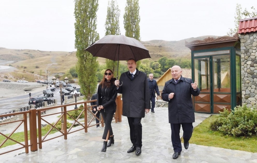 Schamachhi: Staatspräsident Ilham Aliyev inspiziert touristische Infrastruktur im Demirtschi Dorf VIDEO