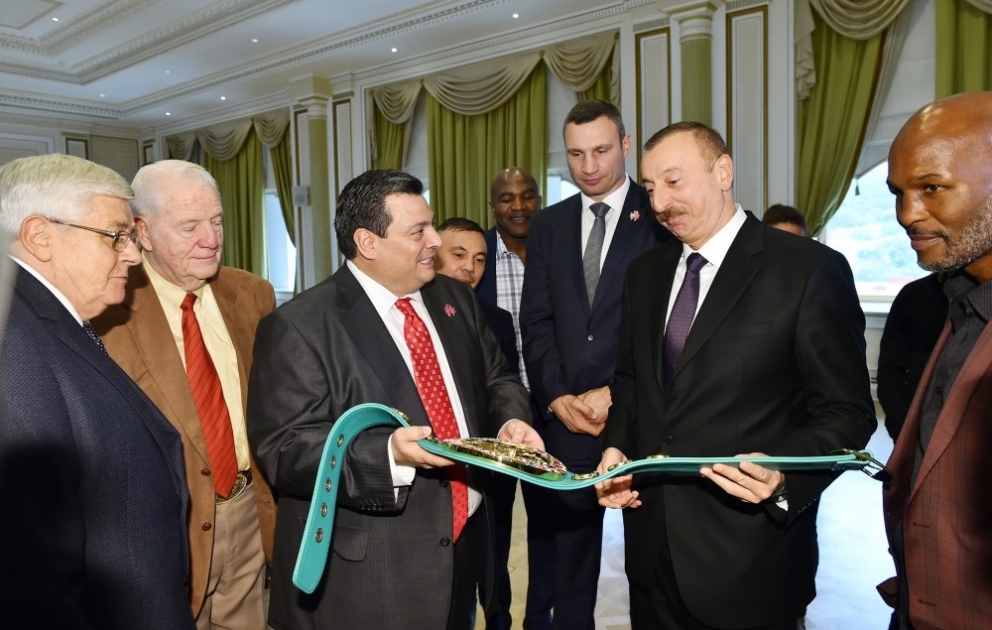 Le président Ilham Aliyev reçoit les participants de la 55e Convention du WBC VIDEO