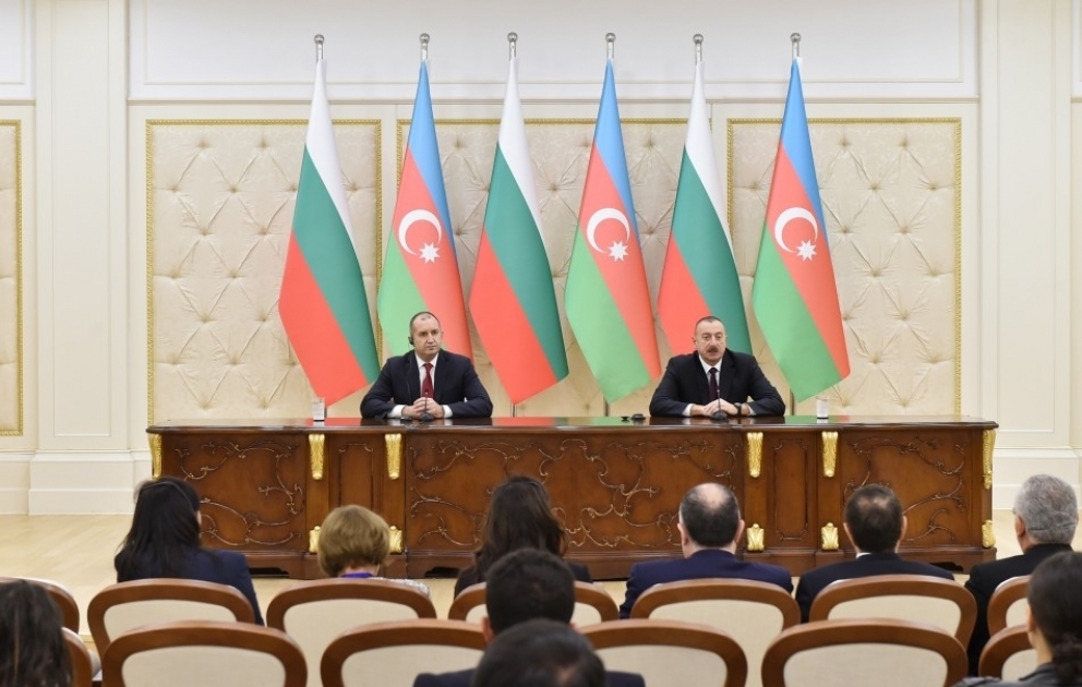 Präsident Ilham Aliyev und Präsident Rumen Radev treten mit Erklärungen für Presse auf VIDEO