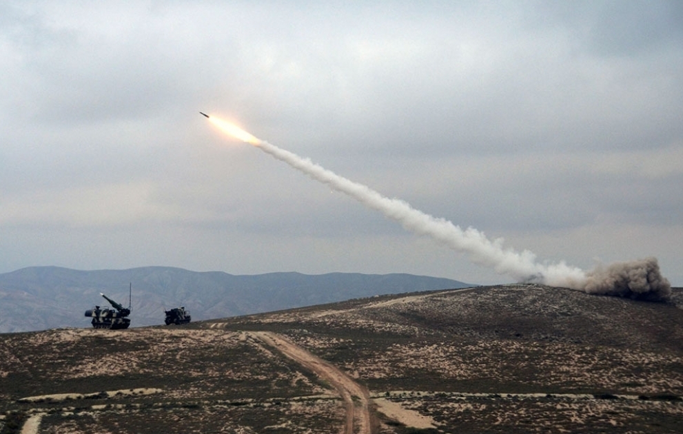 Des tirs effectués des systèmes de missiles antiaériens Buk-MB VIDEO